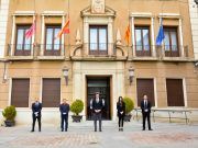 Los representantes de los grupos municipales guardan tres minutos de silencio por las víctimas del coronavirus ante el Ayuntamiento de Elda