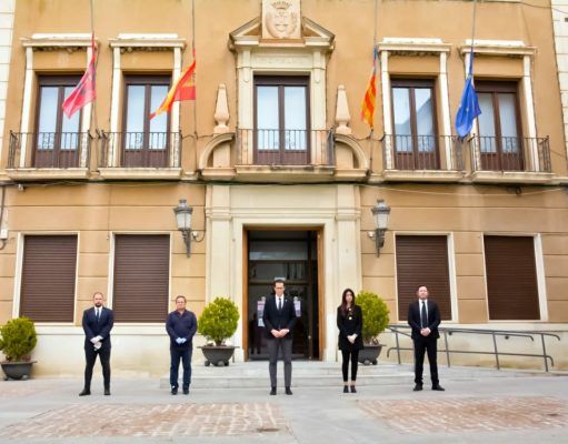 Los representantes de los grupos municipales guardan tres minutos de silencio por las víctimas del coronavirus ante el Ayuntamiento de Elda