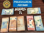 La Policía Local de Petrer detiene a dos individuos con 12 dosis individualizadas de, al parecer, cocaína y casi 7.000 euros en billetes pequeños Material incautado. Policía Local Petrer - Noticias Petrer