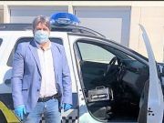 La empresa Hidronature dona un generador de ozono a la Policía Local de Elda para desinfectar los coches patrulla