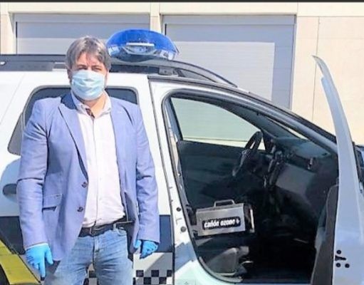 La empresa Hidronature dona un generador de ozono a la Policía Local de Elda para desinfectar los coches patrulla