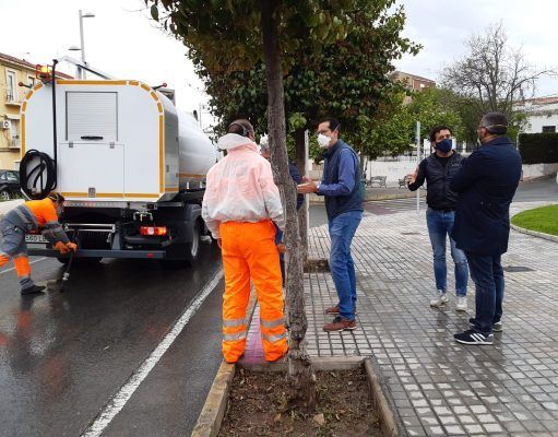 Elda ha empleado más de 570.000 litros de agua con desinfectante para mantener limpias las calles y aceras durante el estado de alarma Elda ha empleado más de 570.000 litros de agua con desinfectante para mantener limpias las calles