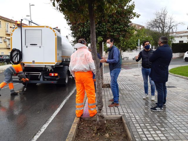 Elda ha empleado más de 570.000 litros de agua con desinfectante para mantener limpias las calles