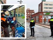 Policía Local de Elda y Protección Civil comienzan el reparto de mascarillas entre los usuarios del transporte público Reparto mascarillas Elda