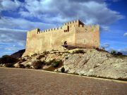 Petrer ilumina de azul el Castillo y la entrada por Salinetas como homenaje a los sanitarios en el Día Internacional de la Enfermera Castillo de Petrer