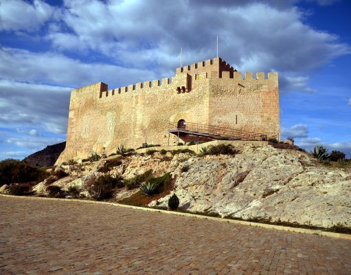 Petrer ilumina de azul el Castillo y la entrada por Salinetas como homenaje a los sanitarios en el Día Internacional de la Enfermera Castillo de Petrer