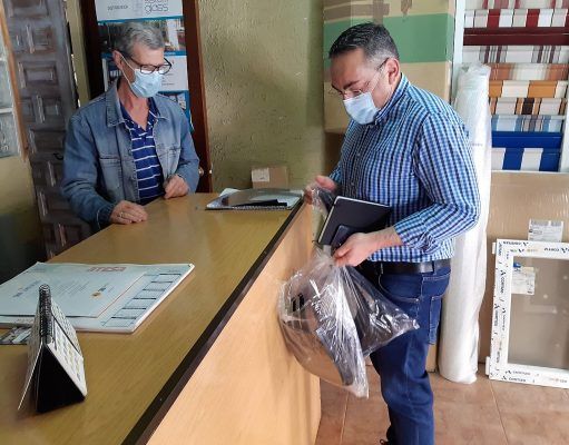 El Ayuntamiento de Elda comienza el reparto gratuito de 3.500 viseras protectoras entre todos los comercios de la ciudad