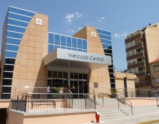 Grupo Abril y el Ayuntamiento de Elda colaboran en una recogida solidaria de alimentos en los Mercados Municipales