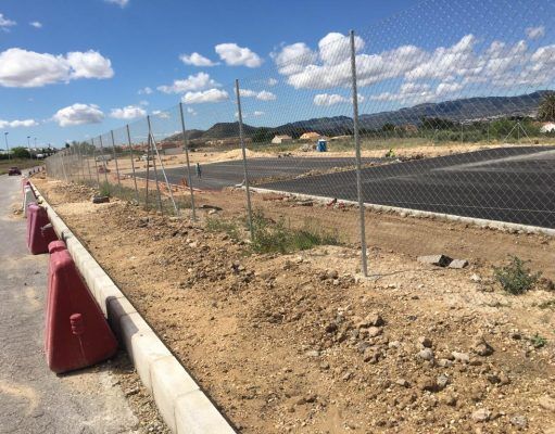 Obras de acondicionamiento en el solar que acogerá provisionalmente el IES Azorín de Petrer obras de acondicionamiento del solar del IES Azorín