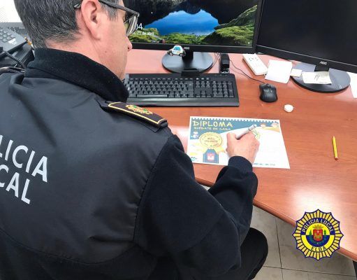 La Policía Local de Elda recibe cerca de un millar de solicitudes para recibir el ‘diploma de buen comportamiento’ 'diploma de buen comportamiento'