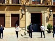 Los representantes de los grupos municipales se concentran ante el Ayuntamiento de Elda en memoria de los fallecidos por la pandemia El Ayuntamiento de Elda se ha sumado con este gesto al luto oficial de diez días declarado por el Gobierno de España.