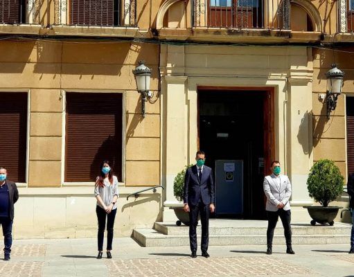 Los representantes de los grupos municipales se concentran ante el Ayuntamiento de Elda en memoria de los fallecidos por la pandemia El Ayuntamiento de Elda se ha sumado con este gesto al luto oficial de diez días declarado por el Gobierno de España.
