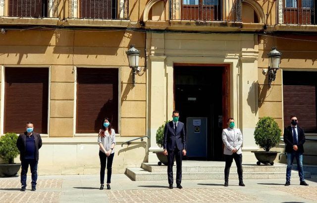 El Ayuntamiento de Elda se ha sumado con este gesto al luto oficial de diez días declarado por el Gobierno de España. El Ayuntamiento de Elda se ha sumado con este gesto al luto oficial de diez días declarado por el Gobierno de España.