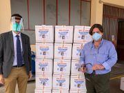 El Ayuntamiento de Elda repartirá 3.500 viseras de protección entre los comercios de la ciudad Las pantallas han sido fabricadas en las instalaciones de la empresa eldense Indaca