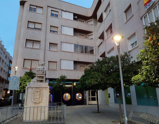 Se ha renovado el alumbrado de la Plaza del Zapatero para mejorar la eficiencia energética y reducir el consumo Alumbrado renovado en la Plaza del Zapatero de Elda 2020