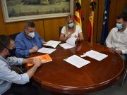 Consum invertirá 5 millones de euros en la construcción del nuevo hipermercado en Petrer y creará 30 puestos de trabajo Firma del convenio con Consum en Petrer