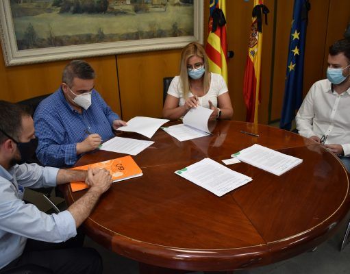 Consum invertirá 5 millones de euros en la construcción del nuevo hipermercado en Petrer y creará 30 puestos de trabajo Firma del convenio con Consum en Petrer