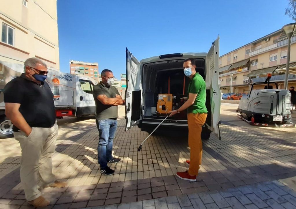 Nuevos vehículos eléctricos que el Ayuntamiento de Elda y Fobesa han incorporado a la flota de limpieza y recogida de residuos