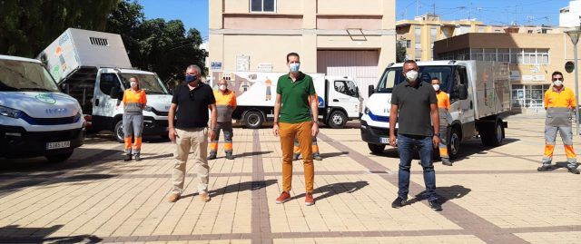Nuevos vehículos eléctricos que el Ayuntamiento de Elda y Fobesa han incorporado a la flota de limpieza y recogida de residuos
