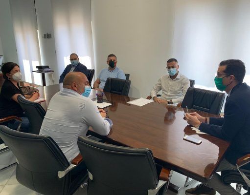 El alcalde de Elda respalda al personal de la contrata de mantenimiento del Hospital de Elda El alcalde de Elda, Rubén Alfaro, ha mostrado hoy su apoyo al personal de la contrata de mantenimiento del Hospital de Elda