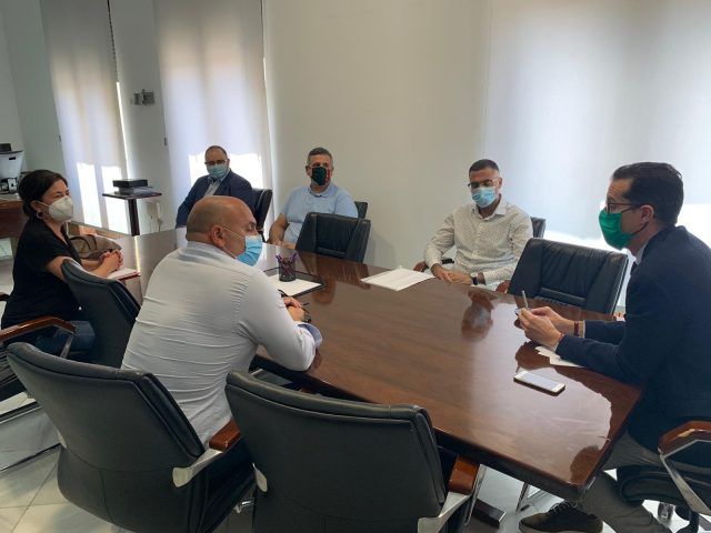 El alcalde de Elda, Rubén Alfaro, ha mostrado hoy su apoyo al personal de la contrata de mantenimiento del Hospital de Elda El alcalde de Elda, Rubén Alfaro, ha mostrado hoy su apoyo al personal de la contrata de mantenimiento del Hospital de Elda