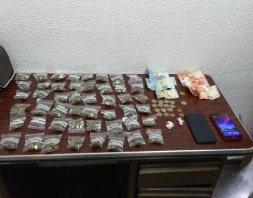 La Policía Local de Elda detiene al conductor de un ciclomotor con medio centenar de bolsitas de marihuana listas para su venta.
