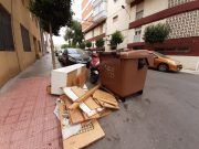 Elda retira más de 320 colchones de la vía pública en el último mes, un 20 por ciento más que en el mismo periodo del pasado año Contenedores en Elda