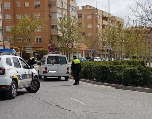 Los agentes de la Policía Local de Elda impusieron el pasado fin de semana las primeras sanciones por no utilizar mascarilla en la vía pública. Los agentes de la Policía Local de Elda impusieron el pasado fin de semana las primeras sanciones por no utilizar mascarilla en la vía pública.