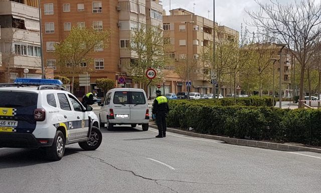 Los agentes de la Policía Local de Elda impusieron el pasado fin de semana las primeras sanciones por no utilizar mascarilla en la vía pública.