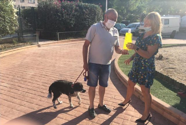 El ayuntamiento de Petrer repartirá botellas para diluir el orín de perros