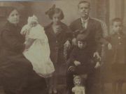 SI NO TIREN CANSALÀ QUE ES MUIGA LA CRIÀ | Mari Carmen Rico Navarro Bateig de Carmen Navarro. A la foto la bebé al costat de la seua família Navarro-Maestre. Any 1922.