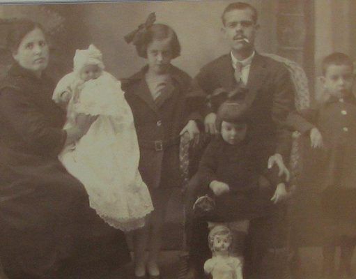 SI NO TIREN CANSALÀ QUE ES MUIGA LA CRIÀ | Mari Carmen Rico Navarro Bateig de Carmen Navarro. A la foto la bebé al costat de la seua família Navarro-Maestre. Any 1922.