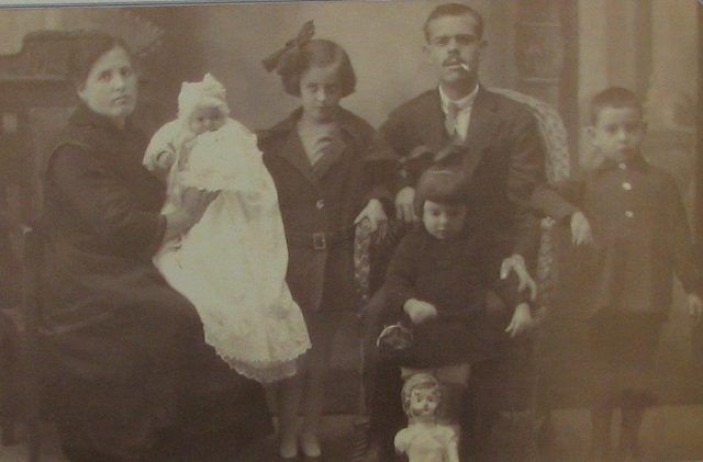 Bateig de Carmen Navarro. A la foto la bebé al costat de la seua família Navarro-Maestre. Any 1922.