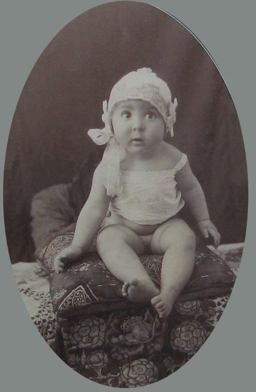 La niña Maruja Verdú Jover a los cuatro meses de edad. Año 1928