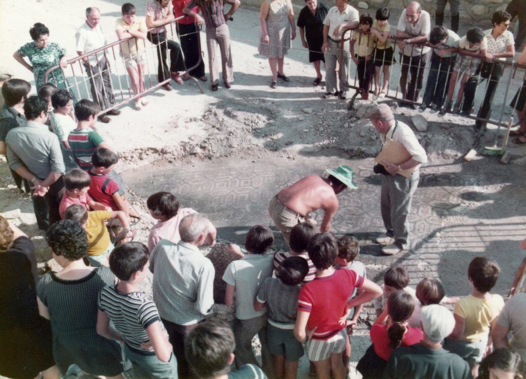 Excavación del mosaico por el Grupo Arqueológico Petrelense.