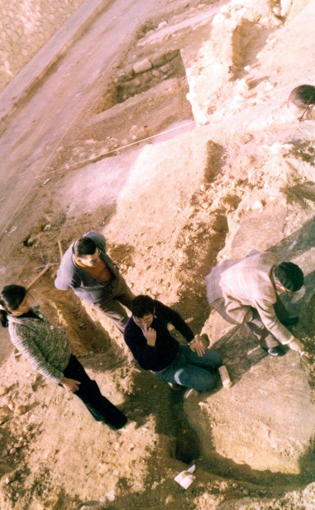 Descubrimiento del mosaico en la actual calle Constitución. En la imagen, entre otros José M.ª Soler de Villena. Septiembre 1975.