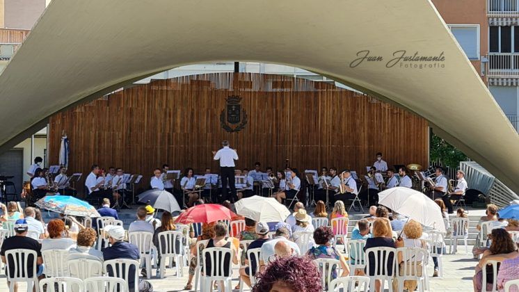 AMCE Santa Cecilia en concierto en la Plaza Castelar bajo el título A ritmo de espliego
