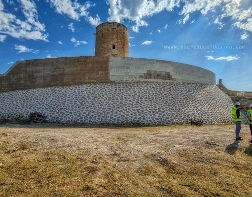 Se reinician los trabajos de rehabilitación del Castillo de Elda y se adjudican las obras de recuperación de la puerta del antemural Castillo Elda 2020