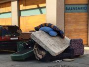 El Ayuntamiento de Elda y Fobesa retiran más de 60 toneladas de enseres de la vía pública durante el mes de agosto Abandono de enseres en Elda