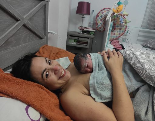 Parto en un domicilio de Sax, la bebé decidió venir al mundo con la compañía de sus padres y abuela Parto en un domicilio de Sax