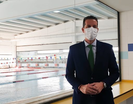 La Concejalía de Deportes ha reabierto hoy la Piscina Municipal Cubierta Nacho Gil con cita previa y aforo limitado Reapertura de la piscina municipal en Elda