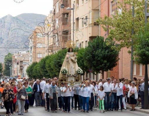 La Virgen pasea por las calles de Petrer | Mari Carmen Rico Navarro La Virgen del Remedio dirigiéndose a la parroquia de la Santa Cruz. 27-IX-2014. Foto: Vicent Olmos.