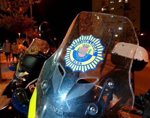 La Policía Local de Elda sanciona a dos locales de ocio por incumplir las normas y desmantela dos fiestas privadas durante el fin de semana