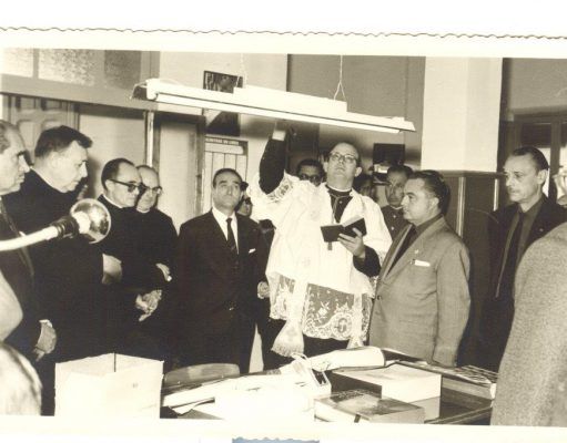 PASEN Y LEAN – Hoy hace 56 años de la inauguración de la primera biblioteca de Petrer (25 de octubre de 1964) El vicario general de la diócesis Orihuela-Alicante, D. Modesto Díaz, bendijo la biblioteca. 25-X-1964. Foto Pérez.