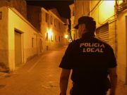 La policía local de Petrer detiene a un conductor por resistencia a la autoridad, después de circular ebrio y a gran velocidad. Policía Local de Petrer
