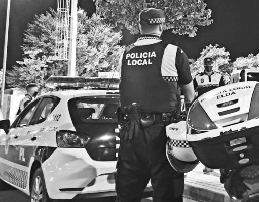 La Policía Local de Elda impone durante el fin de semana una quincena de multas por no hacer uso de la mascarilla