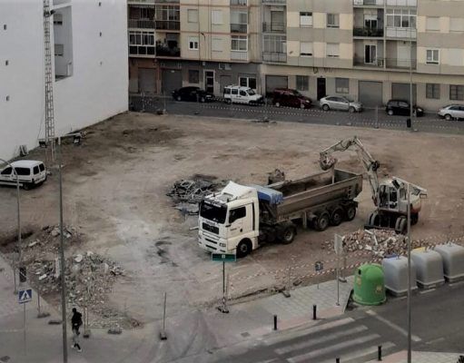 Nuevo aparcamiento municipal en el antiguo depósito de vehículos de la calle de la Cruz en Elda Aparcamiento municipal en los antiguos terrenos del depósito de vehículos de la calle La Cruz