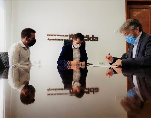 El Ayuntamiento de Elda firma la renovación del convenio de colaboración con el Centro Excursionista Eldense Renovación del convenio de colaboración con el Centro Excursionista Eldense