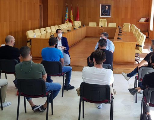 El Ayuntamiento de Elda concede una habilitación temporal a los locales de ocio nocturno para que puedan abrir como bares y cafeterías Reunión con representantes de locales de ocio en Elda