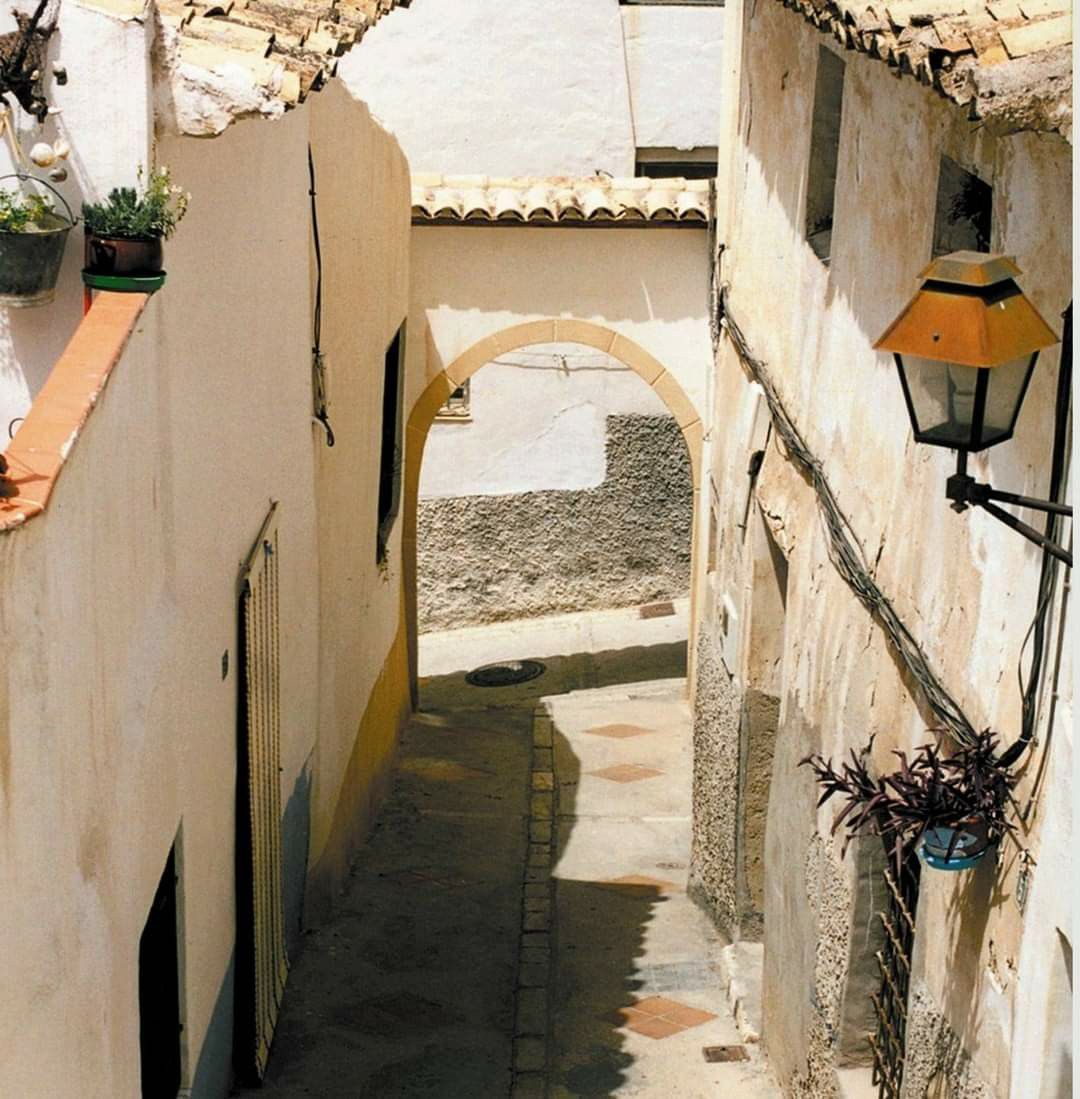 Esta calle conecta la calle Castillo con la de Faldas del Castillo.